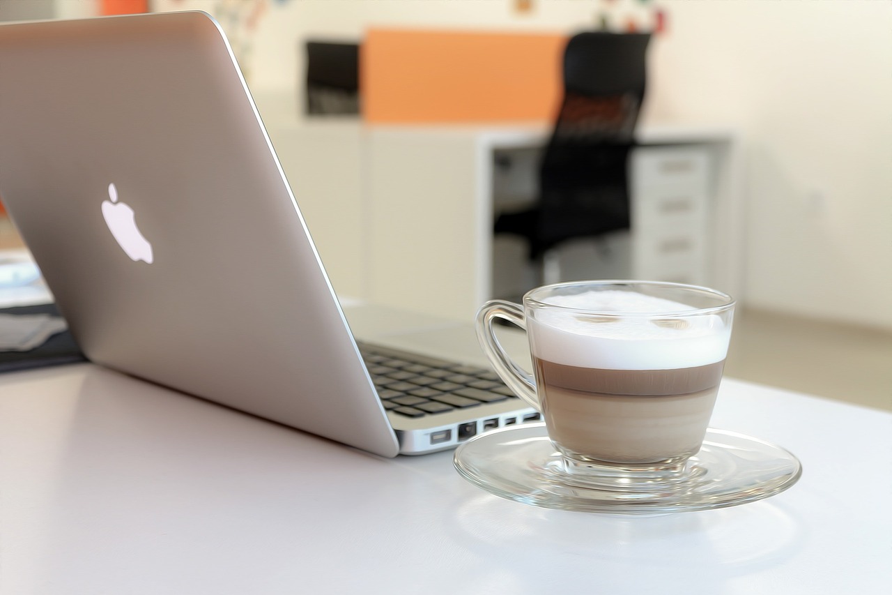 Apple MacBook Pro 13 2019 jest urządzeniem skierowany głównie do osób, które podczas pracy wymagają od sprzętu wydajności na najwyższym poziomie