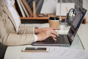 ThinkPad L13 opisać można jako tradycyjną konstrukcję, która cechuje się wyraźną uniwersalnością