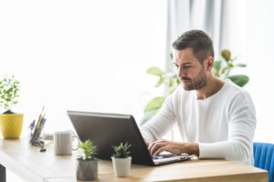 Przeglądając oferty różnych sklepów z komputerami widzimy często komputery bardzo do siebie podobne pod względem specyfikacji technicznej, jednak w bardzo różnych cenach
