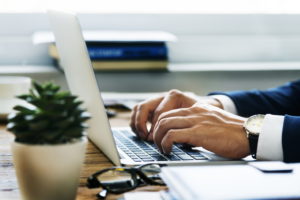Na Lenovo ThinkPad L13 Yoga składa się wiele elementów